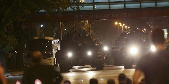Cephanelik kapısını kırarak mühimmat yüklemişler