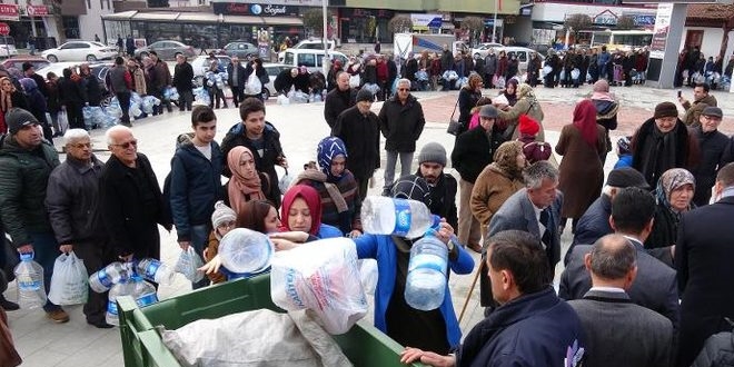 20 dakikada 11 bin plastik şişe toplandı
