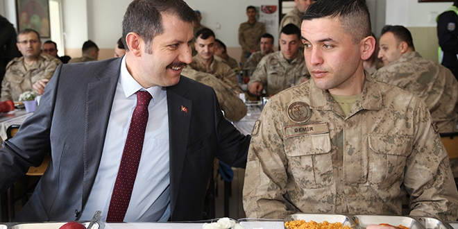 Vali Ayhan, komandolar ile yemek yedi