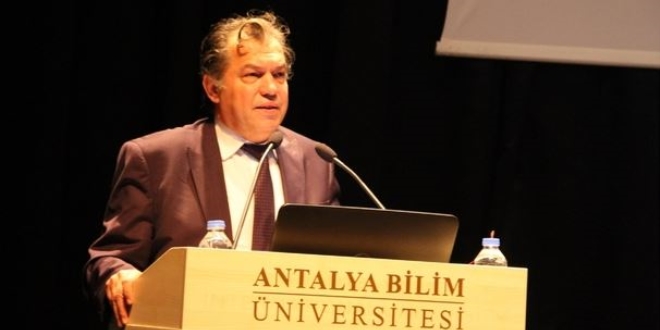 Düğünde kalp krizi sonucu ölen dekan defnedildi