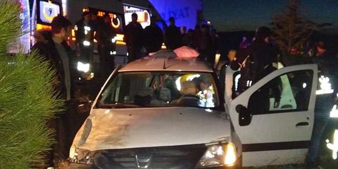 Denizli'de hafif ticari araçla otobüs çarpıştı: 3 yaralı