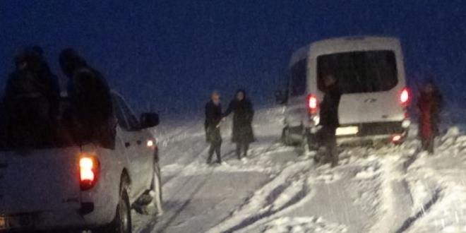 Van-Hakkari karayolunda Kar ve tipi sürücülere zor anlar yaşattı