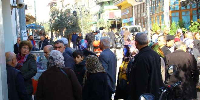 Teknolojiye alışamayan emekliler uzun kuyruk oluşturdu