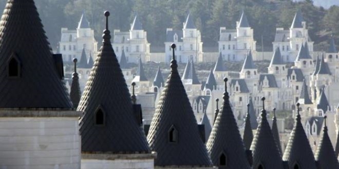 Şato evlerin müteahhidi Sarot faaliyete devam edecek
