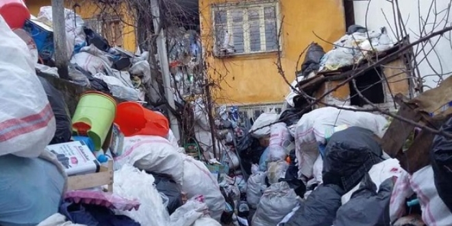 Amasya'da bir evden 5 ton çöp çıktı