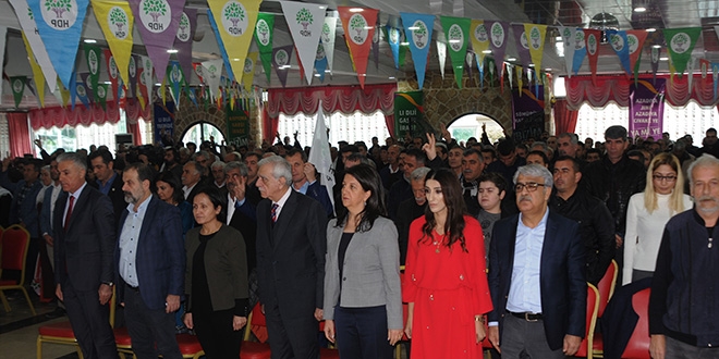 HDP'nin aday tanıtımında, teröristlere saygı duruşu