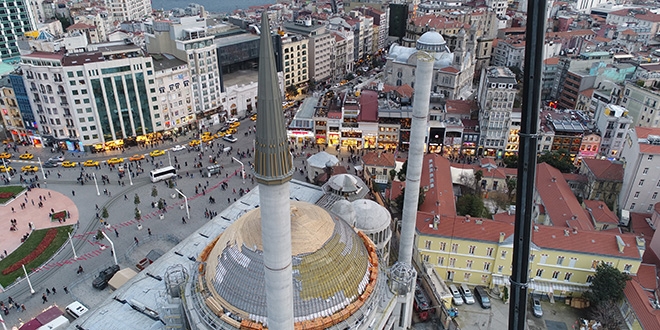 Taksim Camii'nin minaresinin klah yerletirildi