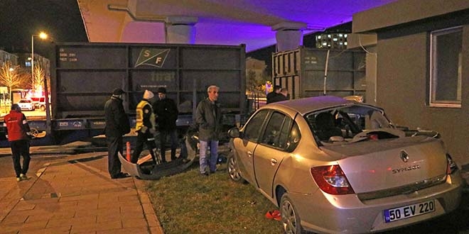Kayseri'de yük treni otomobile çarptı: 2 yaralı