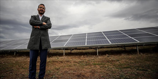 'Güneş tarlası'nda bin konuta yetecek elektrik üretiyor