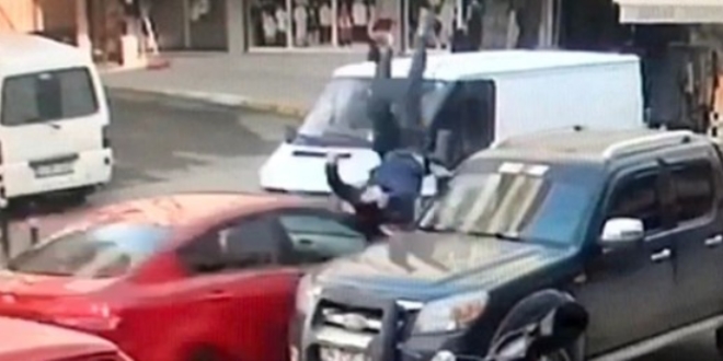 Alkollü ve ehliyetsiz sürücü çocuğa çarpıp kaçtı