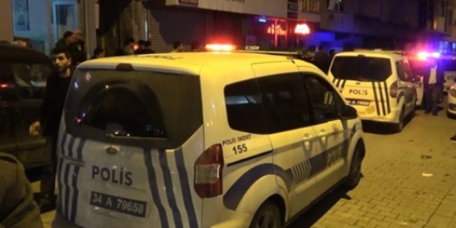Dövüp yerlerde sürükledi, araya girenleri bıçakladı