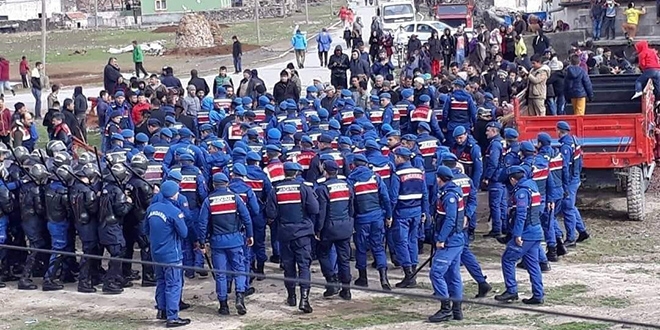 Köylüler yolu trafiğe kapattı! Asker etten duvar ördü