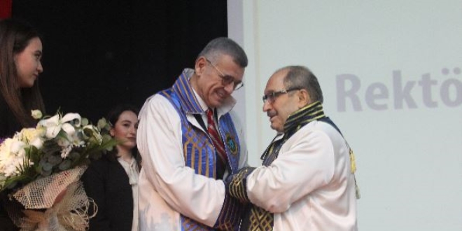 Rektör görevi gözyaşları içinde teslim etti
