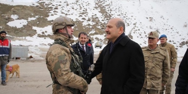 Bakan Soylu'dan kahraman Mehmetçik'e ziyaret