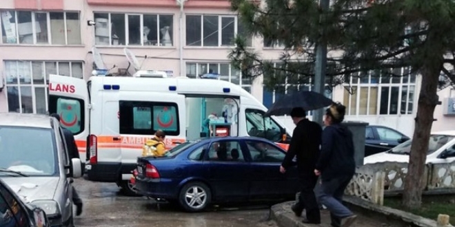 Ambulans, aralar yznden sokaa giremeyince hasta hayatn kaybetti