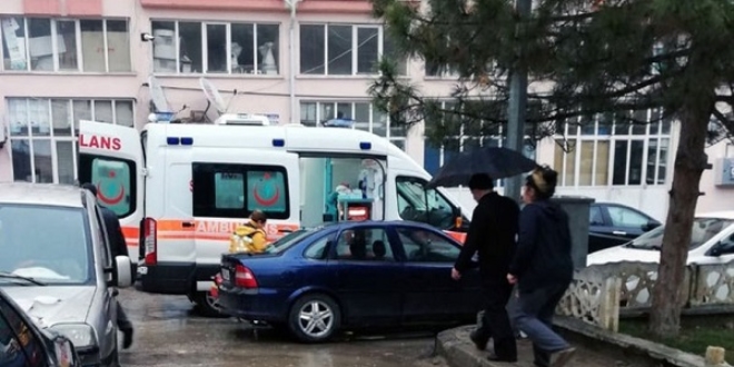 Ambulans, araçlar yüzünden sokağa giremeyince hasta hayatını kaybetti