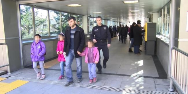 Kızlarını metro raylarına bırakan babaya idari para cezası