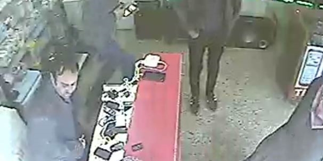 Şişen cep telefonu bataryası bomba gibi patladı