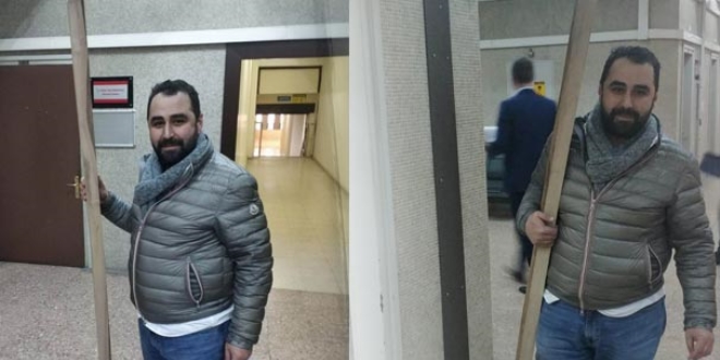 Yok böyle bir savunma! 2 metrelik kalasla mahkeme salonuna girdi..