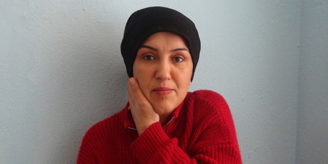 Yana dönen başını eliyle tutarak yaşıyor