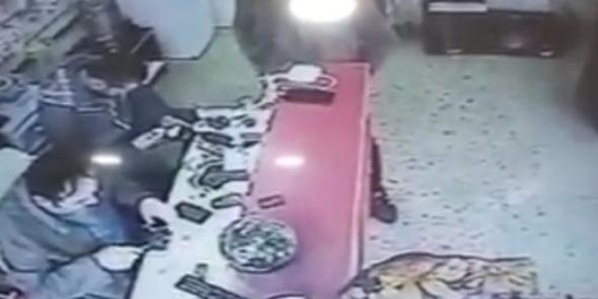 Cep telefonu bataryası bomba gibi patladı