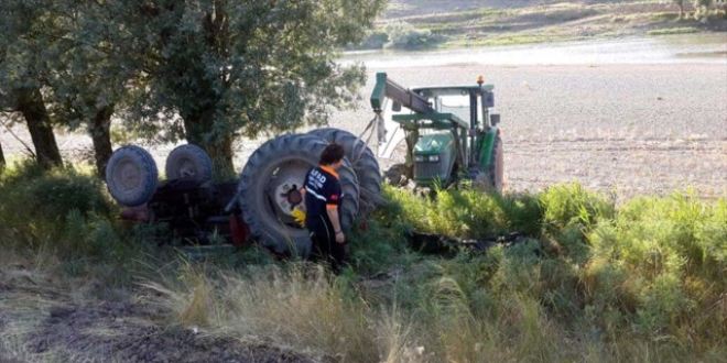 Devrilen traktrn altnda kalan ocuk ld