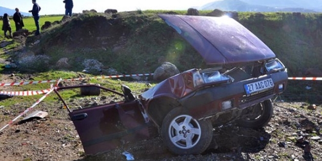 Feci kazada otomobil ortadan ikiye bölündü: 1 ölü