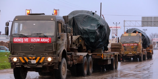 Sınıra zırhlı araç ve komando sevkiyatı sürüyor