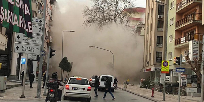 Yıkım yapılan hastane binası çöktü!