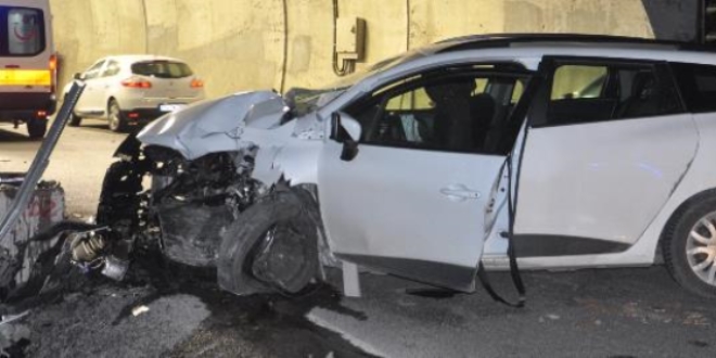 Zonguldak'ta otomobil tünel girişindeki duvara çarptı: 2'si ağır 4 yaralı