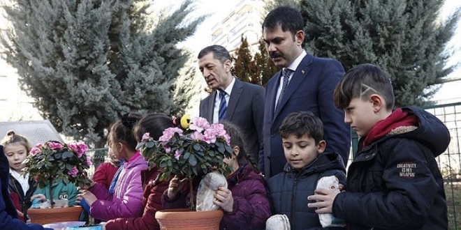 Öğrenciler Bakan Kurum ve Selçuk'a 'sıfır atık' projesini anlattı