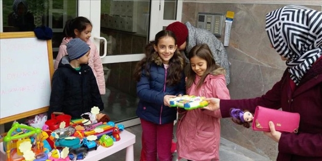 Minik Zeynep yetimler için oyuncaklarını sattı