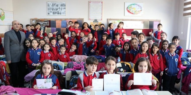 Bakanlar öğrencilerin tebrik kartlarını yanıtsız bırakmadı