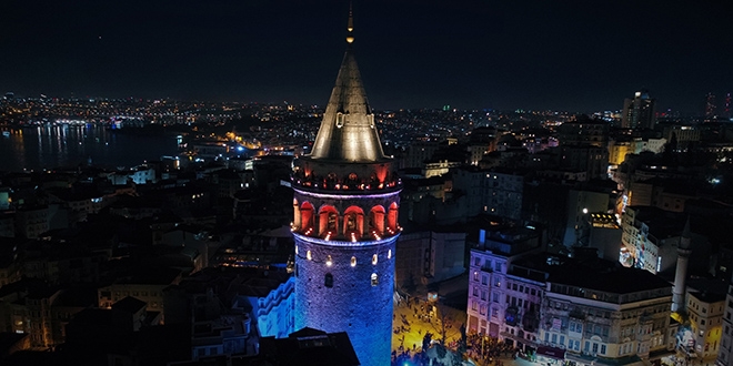 Galata Kulesi ile köprüler turuncuya büründü