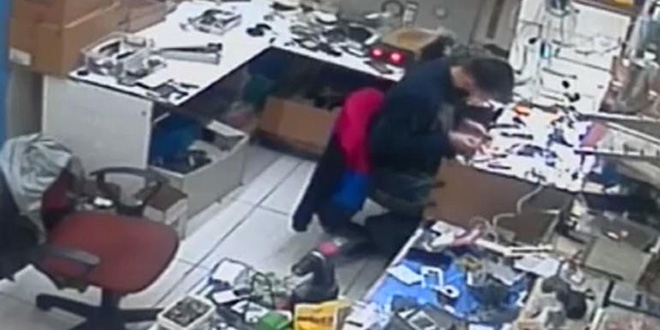 Tamir ettiği telefon böyle patladı