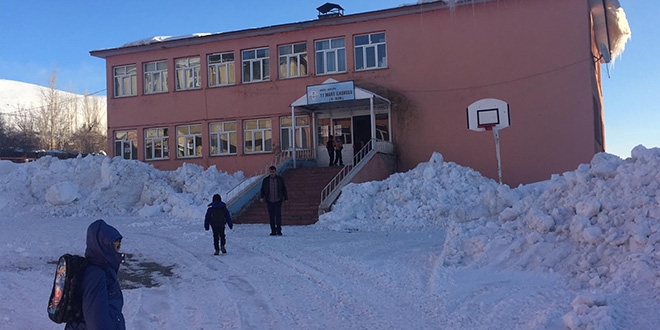 35 gün tatil yapan Karlıovalı öğrenciler ders başı yaptı