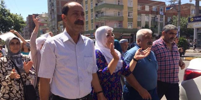 HDP milletvekilleri terrist ba calan posteri altnda eylem yapt