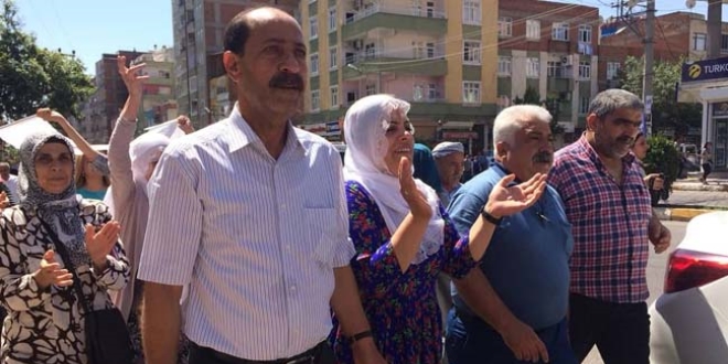 HDP milletvekilleri terörist başı Öcalan posteri altında eylem yaptı