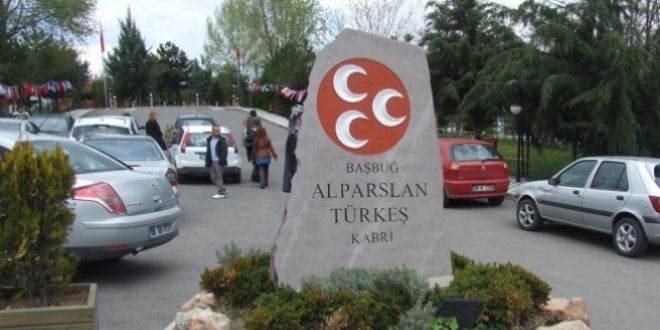 Cumhur İttifakı adayları Türkeş'in kabrini ziyaret etti