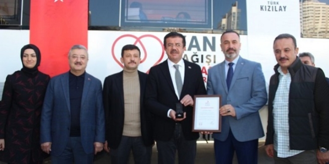 Zeybekçi kan bağışında bulundu