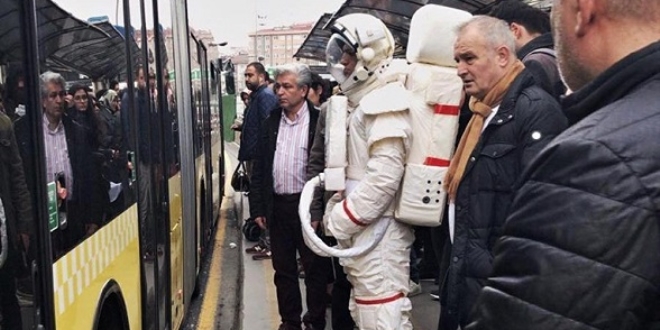 Metrobüste 'astronot' şaşkınlığı