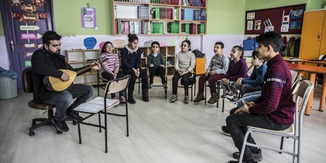 Öğrencilerinin 'karanlık dünyasına' sazıyla ulaşıyor