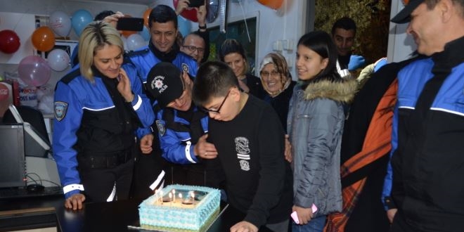 Polisten otizmli çocuğa doğum günü sürprizi