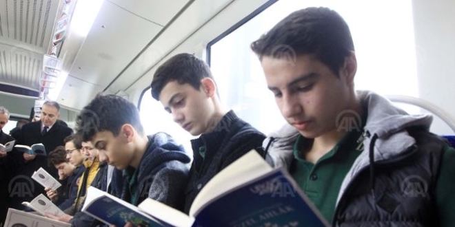 Liseliler tramvayda kitap okudu