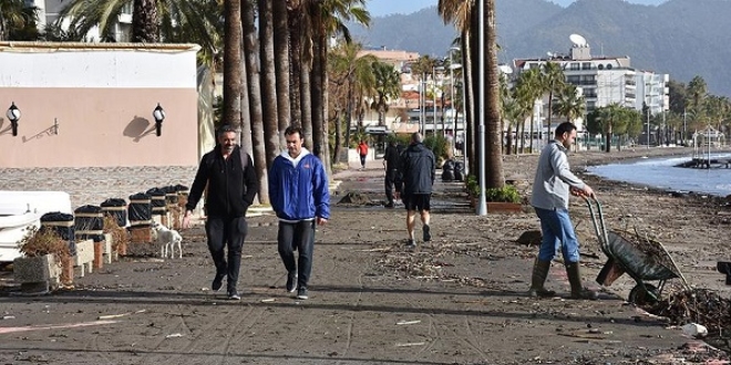 Antalya ve Muğla'da fırtına yaşamı olumsuz etkiledi