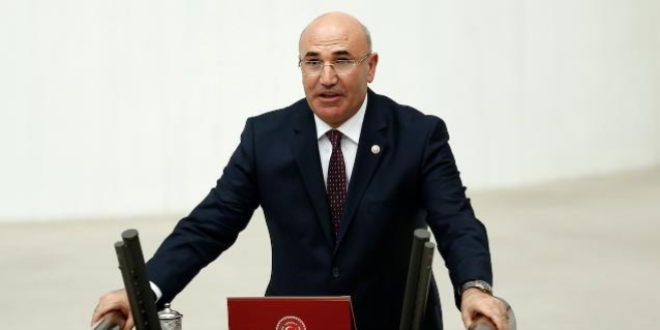 Polise yumruk atan vekil polis haklarını savundu