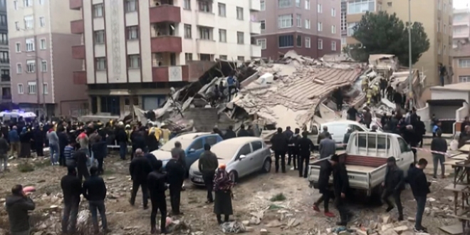 Çöken binanın enkazından bir kişi daha yaralı çıkarıldı
