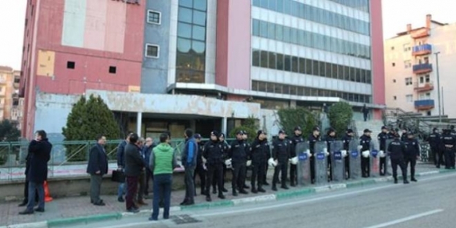 Ünlü TV kanalının kapısına dozerler dayandı
