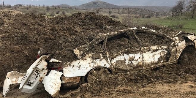 PKK'lı teröristlerin İstanbul'dan çaldığı araç Lice'de gömülü bulundu