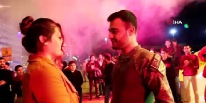 Mehmetçik'ten sürpriz evlenme teklifi